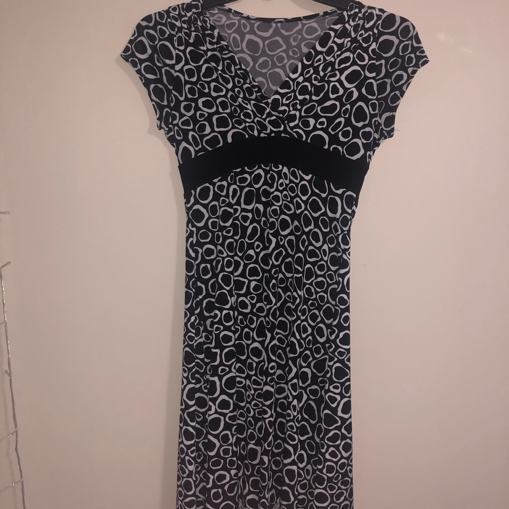 3/🔟 Black and white dress